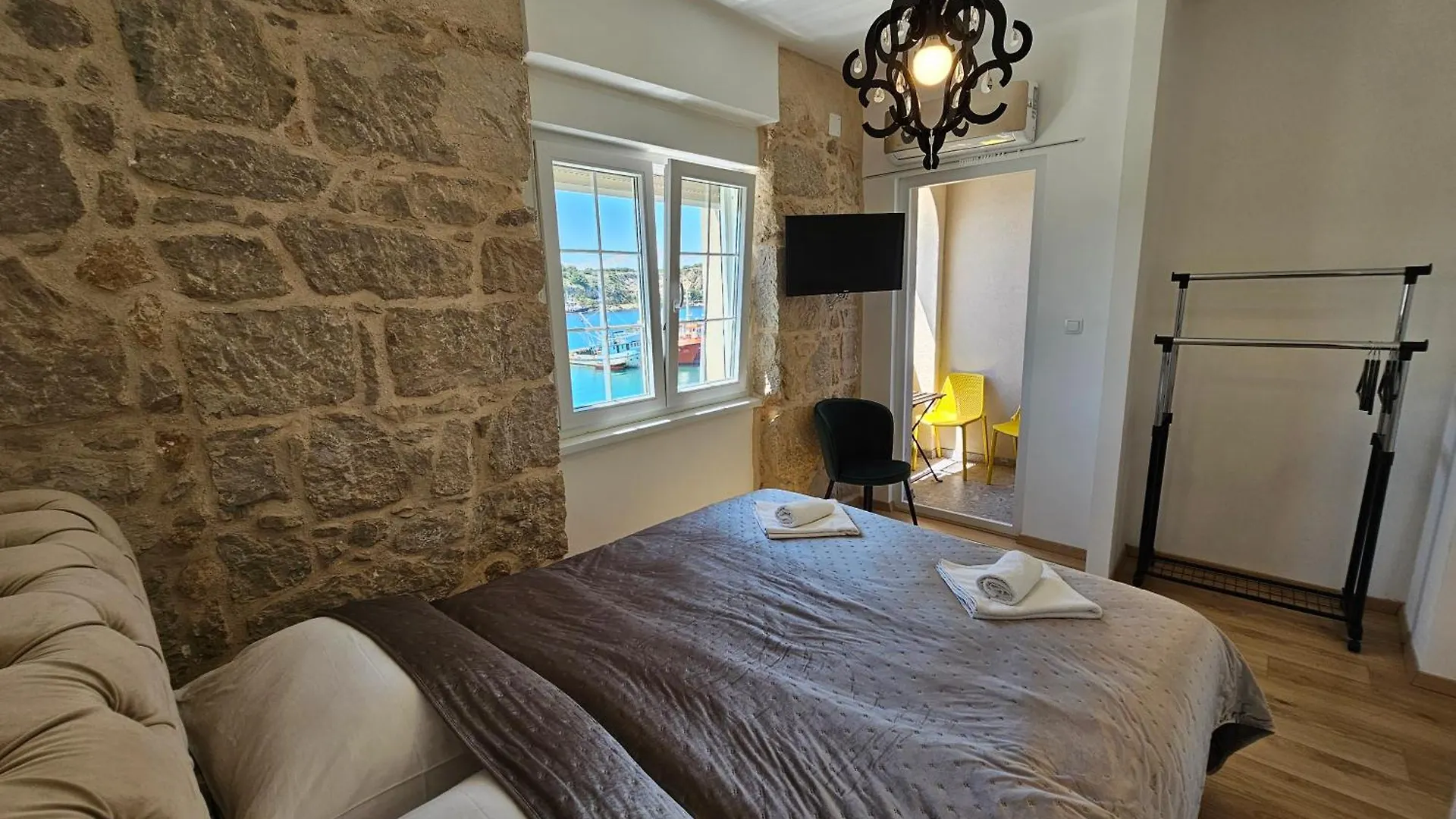 Villa Gaj Omisalj Bed & Breakfast